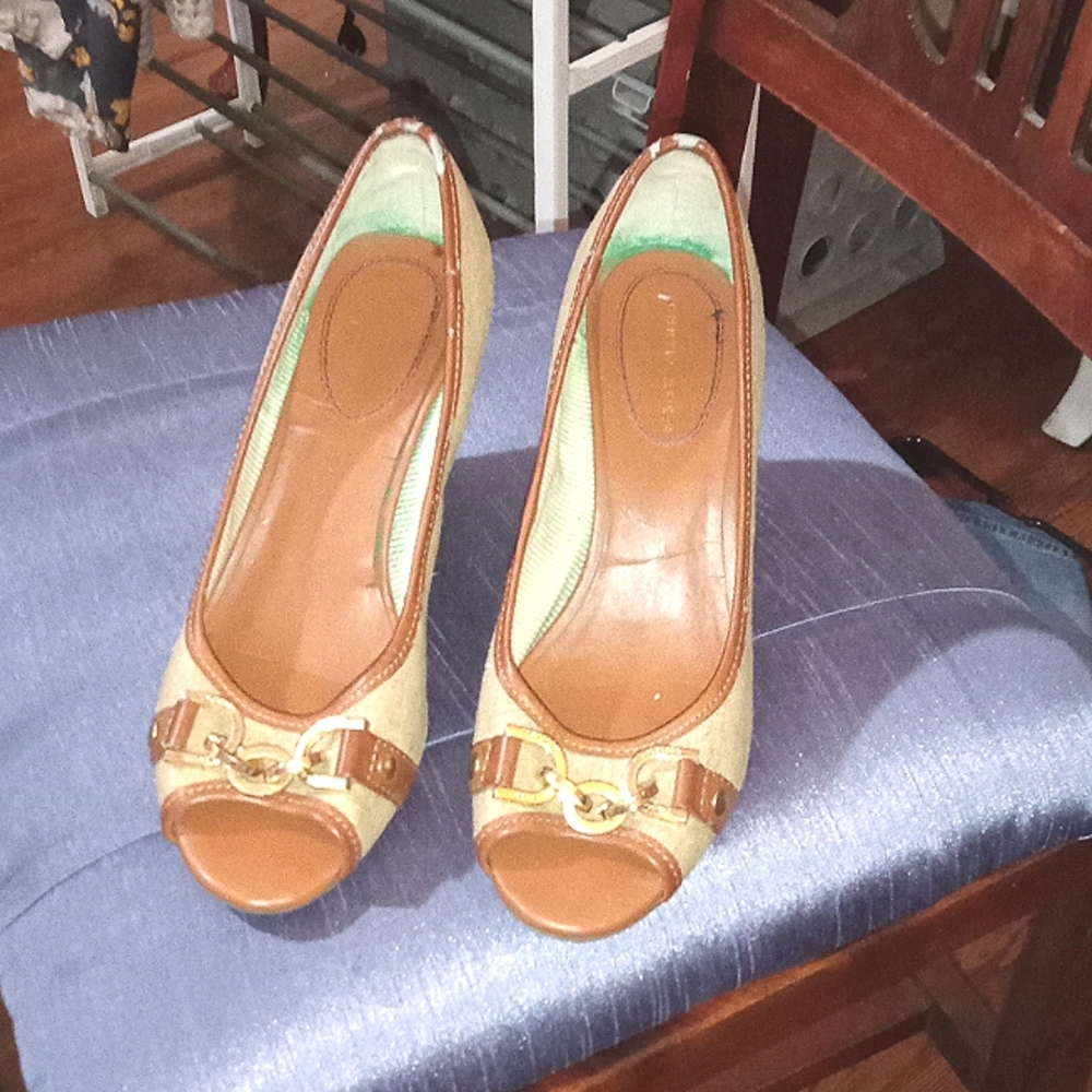 Tommy Hilfiger size 6.5 tan